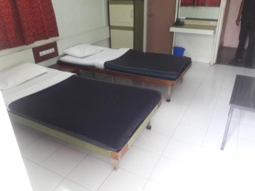 Una cama o camas en una habitación de Maurya Residency
