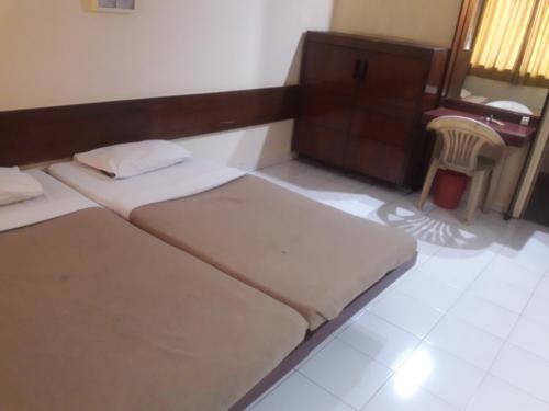 Una cama o camas en una habitación de Maurya Residency