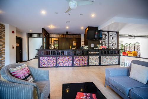 Salon ili bar u objektu Ratana Hotel Chalong