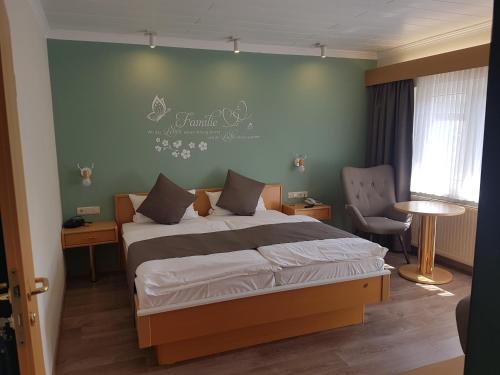 Postel nebo postele na pokoji v ubytování Waldhotel Kurfürst