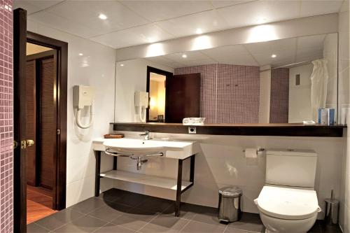 Koupelna v ubytování Hotel Bernat II 4*Sup