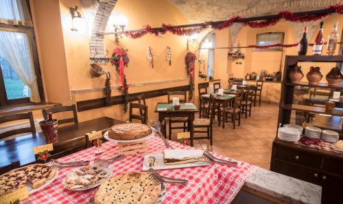 a dining room with a table with food on it at Agriturismo Il Giardino Dei Ciliegi in Passaggio Di Assisi