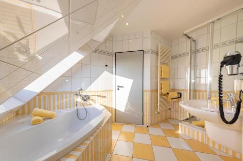 Ett badrum på Dünenhotel am Meer