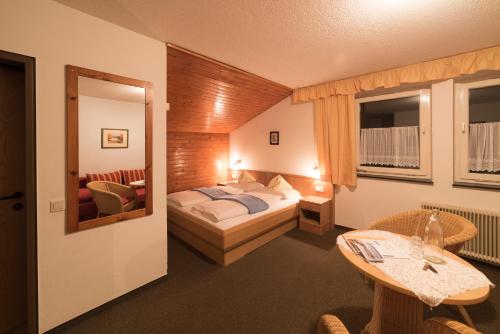 Postel nebo postele na pokoji v ubytování Hotel Vital Bad Bleiberg