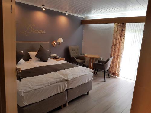 Postel nebo postele na pokoji v ubytování Waldhotel Kurfürst