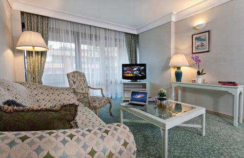 TV a/nebo společenská místnost v ubytování Apart Hotel Best