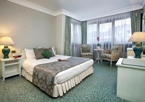 アンカラにあるアパート ホテル ベストのベッドとリビングルームが備わるホテルルームです。