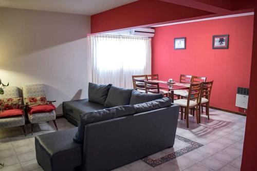 - un salon avec un canapé et une table dans l'établissement AMPLIO DEPARTAMENTO -EXCELENTE UBICACION- CON COCHERA, à Mendoza
