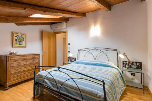 维罗纳Casa Mamà的带床和梳妆台的卧室