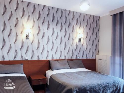 Una cama o camas en una habitación de Hotel Frejus