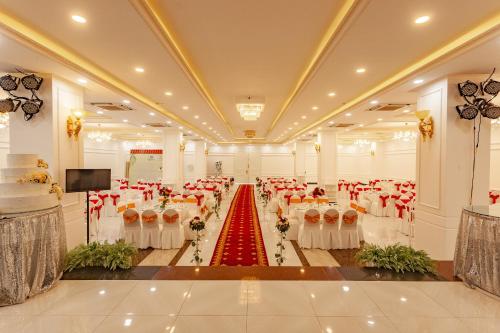 a large banquet hall with white tables and chairs at Phung Hung Boutique Hotel in Phu Quoc