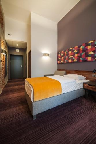 Ein Bett oder Betten in einem Zimmer der Unterkunft Arche Hotel Tobaco Łódź