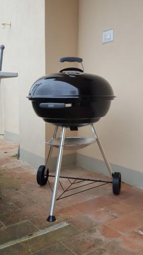 a charcoal grill sitting on a stool in a room at La Vedetta in Lucca
