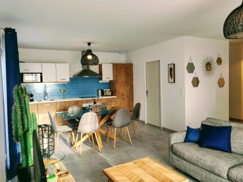 un salon et une cuisine avec un canapé et une table dans l'établissement La Maison de Nini, à Andernos-les-Bains