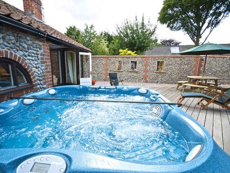 a large blue hot tub in a yard at The Hamlet in Cromer