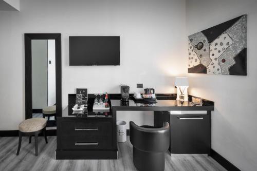 an office with a black desk and a chair at LHP Hotel Napoleon in Milan