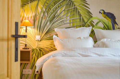 - une chambre avec deux lits et un oiseau assis au-dessus dans l'établissement La Maison de Pierre et Valérie St Leonard Honfleur, à Honfleur