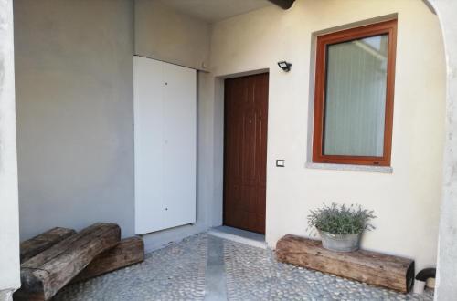 a hallway with two benches and a door with a mirror at PICCOLA VILLA nel Centro Storico in Arona