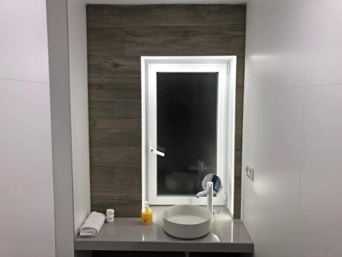 y baño con lavabo y espejo. en Apartamento Torre del Clavero, en Salamanca