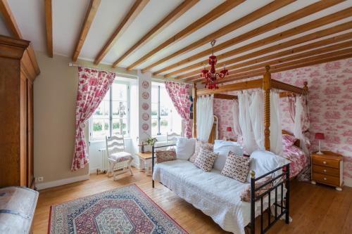 una sala de estar con una cama y un sofá en The Old Farm of Amfreville, en Amfreville