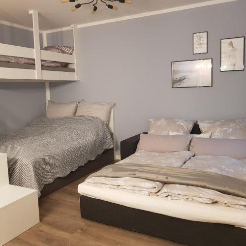 ザンクト・アウグスティンにあるPetit Bagage 2019 Neueröffnungのベッドルーム1室(ベッド2台、二段ベッド1組付)