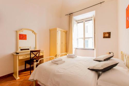 sypialnia z łóżkiem, biurkiem i lustrem w obiekcie Oscar 3 w Rzymie