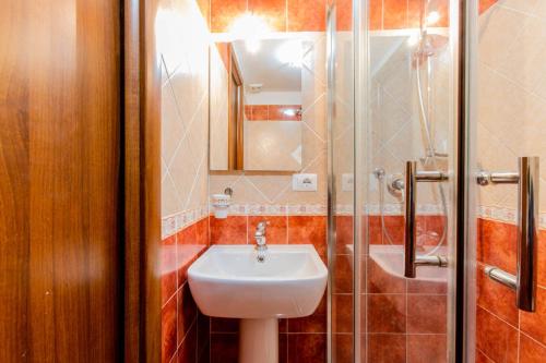 Un baño con lavabo y ducha en Oscar 3, en Roma