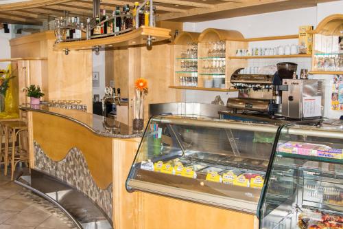 un restaurante de comida rápida con una barra con comida en Gasthof Paul, en Naz-Sciaves
