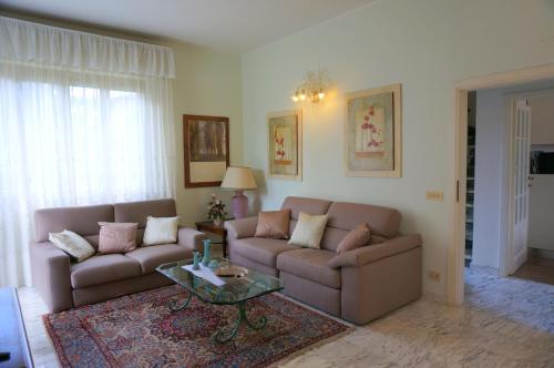 una sala de estar con un sofá y una mesa en Villa Elza, en Forte dei Marmi