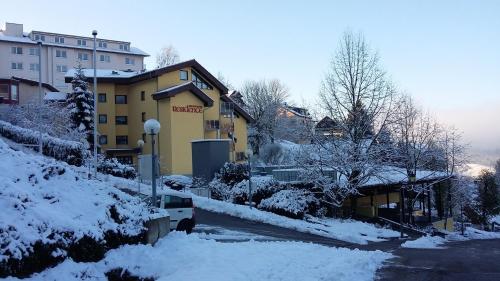 a snow covered street in front of a building at Residence am Weinberg / Travellers Hotelbetriebs GmbH in Sasbachwalden