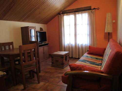 - un salon avec un canapé et une table dans l'établissement Apartamentos Casa Español, à Broto