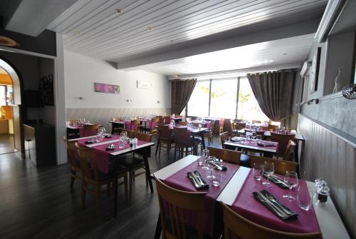 Restaurant ou autre lieu de restauration dans l'établissement Auberge du Hérisson