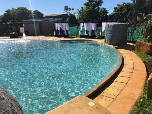 una gran piscina con agua azul en un patio en Z Hotel Boutique en Puerto Iguazú