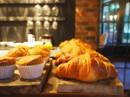 um monte de croissants e muffins numa mesa em The Old Bridge em Huntingdon