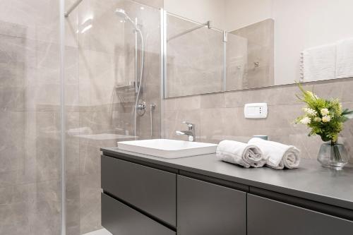 a bathroom with a sink and a shower at Appartamento dietro Fontana del Nettuno in Bologna