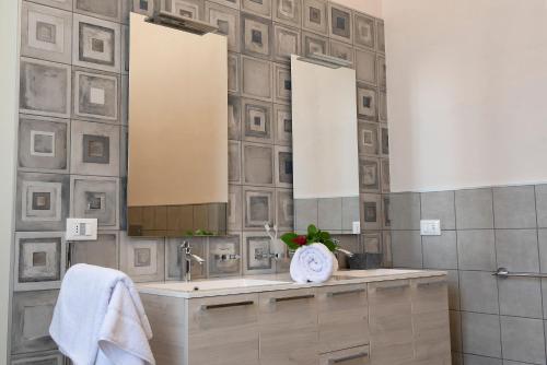 un bagno con lavandino e specchio di AGRITURISMO CASCINA GRAZIOSA a Cameriano
