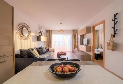 ein Wohnzimmer mit einer Obstschale auf dem Tisch in der Unterkunft ZEN Residential Apartments in Cluj-Napoca