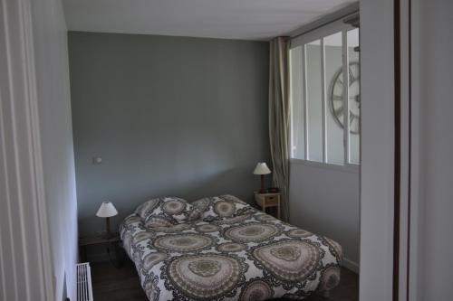 um quarto com uma cama com um cobertor estampado em Charmète em Aix-les-Bains