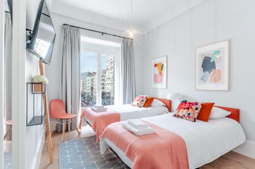 2 camas en una habitación con ventana en NLC Rooms & Suites, en Lisboa