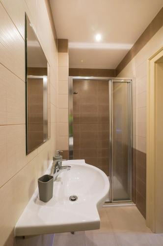 a bathroom with a sink and a shower at Restaurace a penzion Stará pošta in Bečov nad Teplou