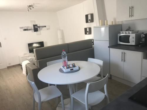un salon avec une table et un canapé dans l'établissement Appartement proche Mer, à Berck-sur-Mer