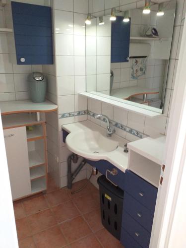 Ένα μπάνιο στο ALBASUD - Appartement meublé avec terrasse - Salses le Chateau 66