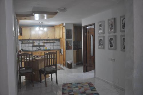 een keuken en eetkamer met een tafel en stoelen bij Cosy Appartement in Majdal Shams