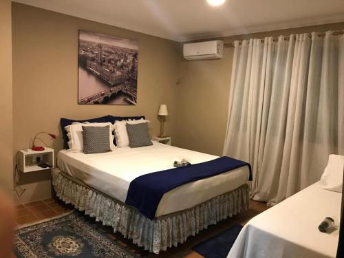 1 dormitorio con 1 cama grande en una habitación en Suítes Bouganville en Porto De Galinhas
