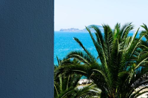 a view of a palm tree and the ocean at Grande Albergo Miramare in Formia