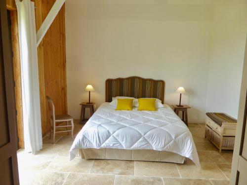 Florimont-GaumiersにあるLe Bois de la Fontaineのベッドルーム1室(黄色い枕2つ付きのベッド1台付)