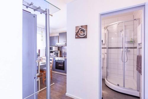 a bathroom with a shower with a glass door at Ferienwohnungen Traubeneiche in Remagen