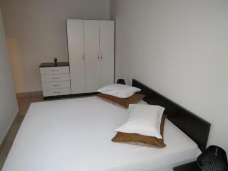 een slaapkamer met een groot wit bed met 2 kussens bij VILLA DORA ZULJANA PELJESAC CROATIA in Žuljana