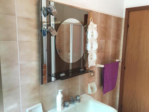 un baño con lavabo y espejo en due passi dal mare, en San Vito lo Capo