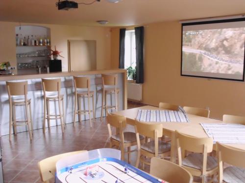 un ristorante con tavoli e sedie e un bar di Apartmány Doma a Janov nad Nisou